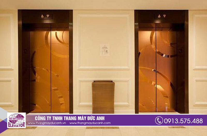 Cửa thang máy được cấu tạo từ 2 lớp cửa, lớp cửa phía trong gọi là cửa Cabin và lớp phía ngoài là cửa tầng